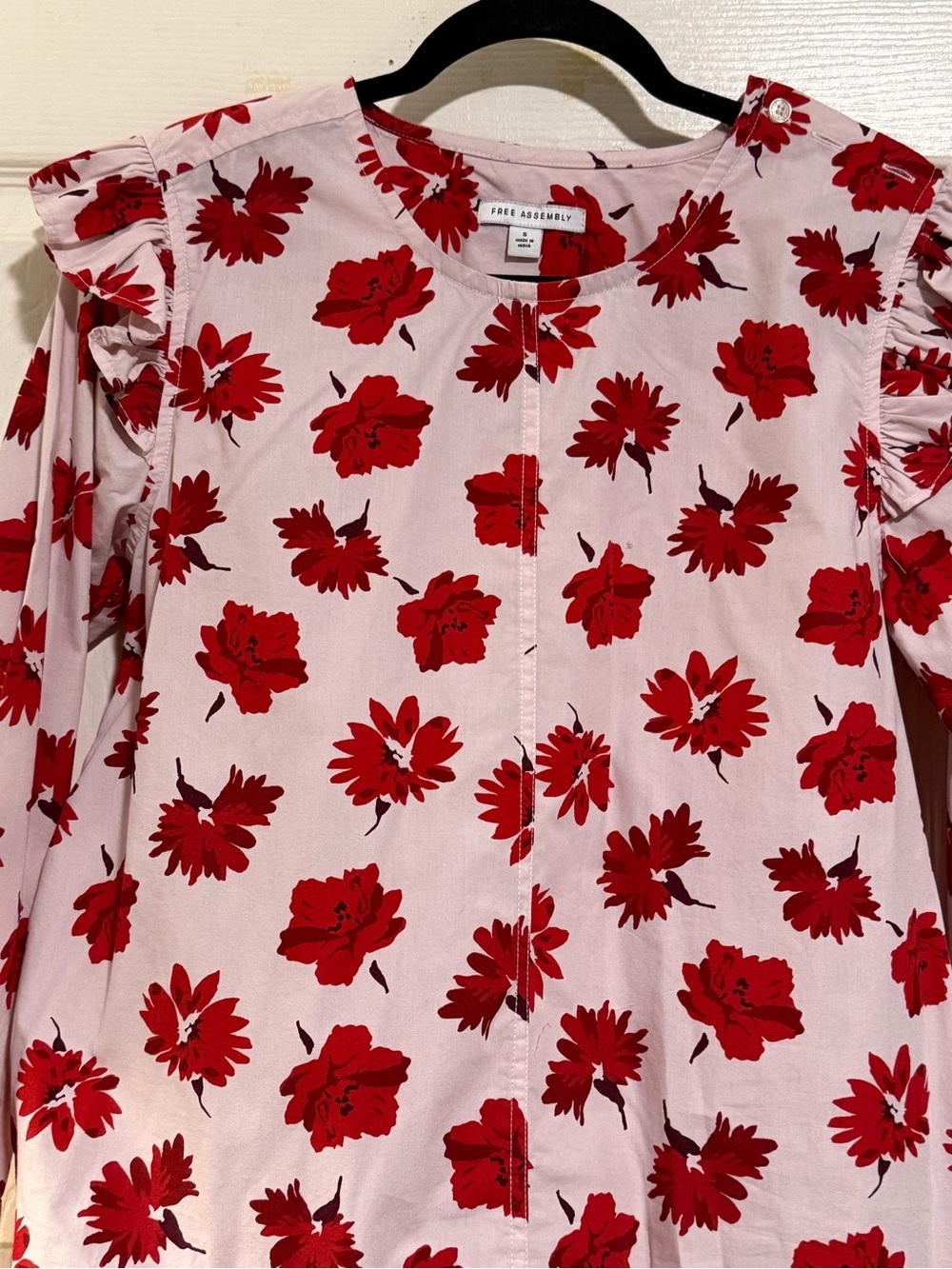 Free assembly Floral Ruffle Shoulder Blouse - White with Red Flowers size S - Picture 3 of 4